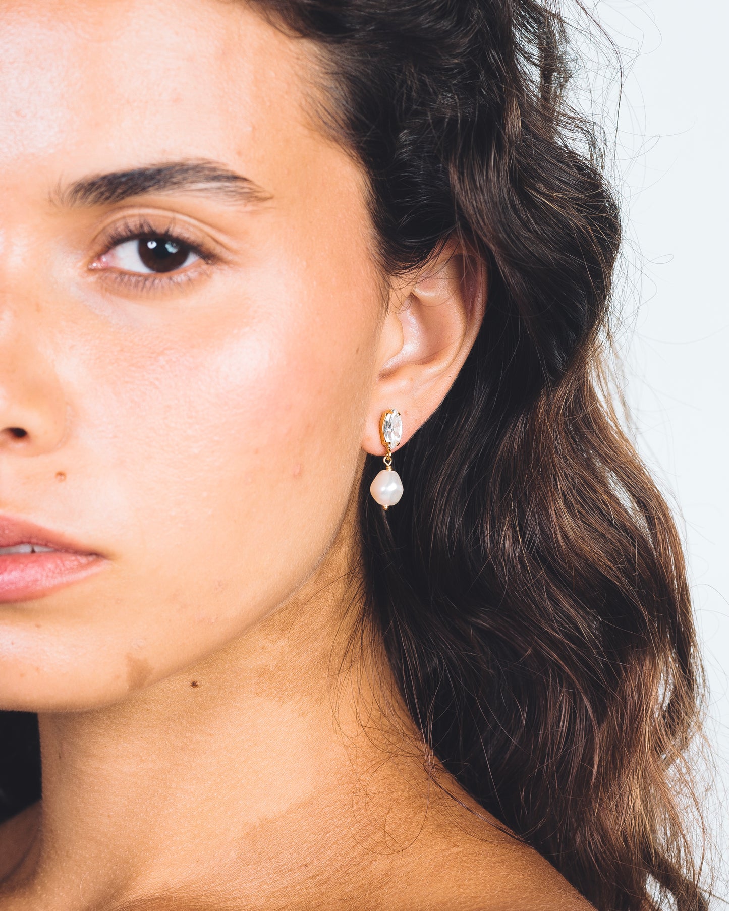 MAYA SHORT EARRING - Pearl with clear Crystal