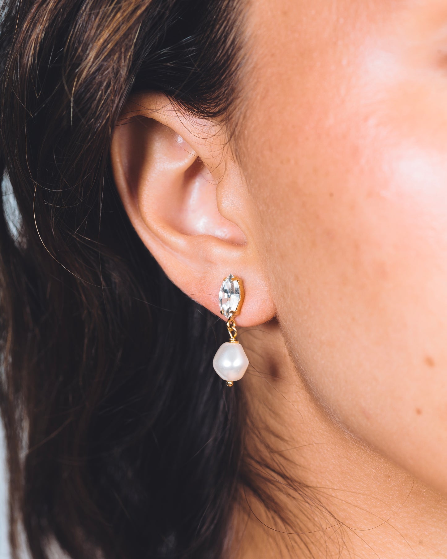 MAYA SHORT EARRING - Pearl with clear Crystal