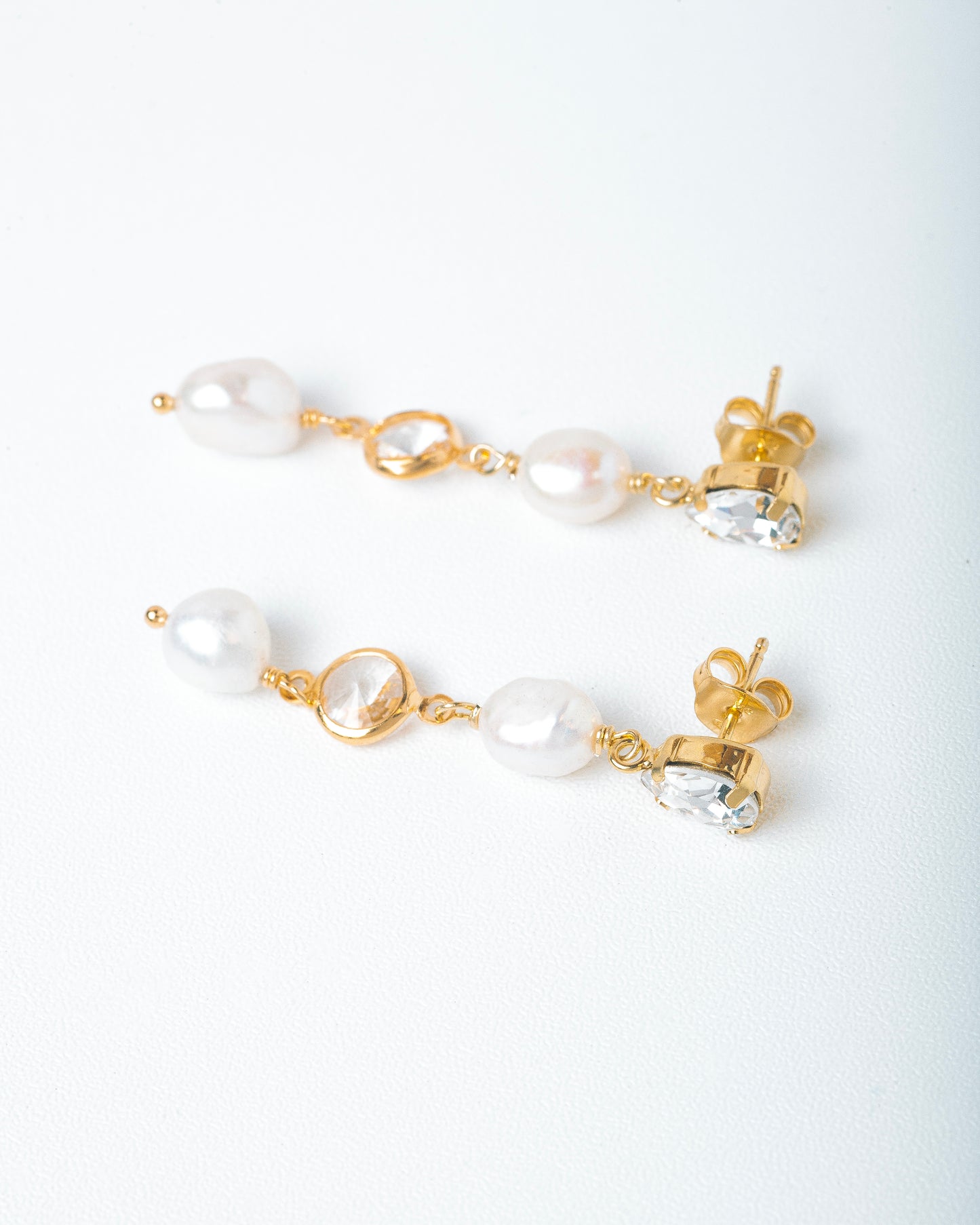 MAYA EARRING - Pearls with clear Crystals